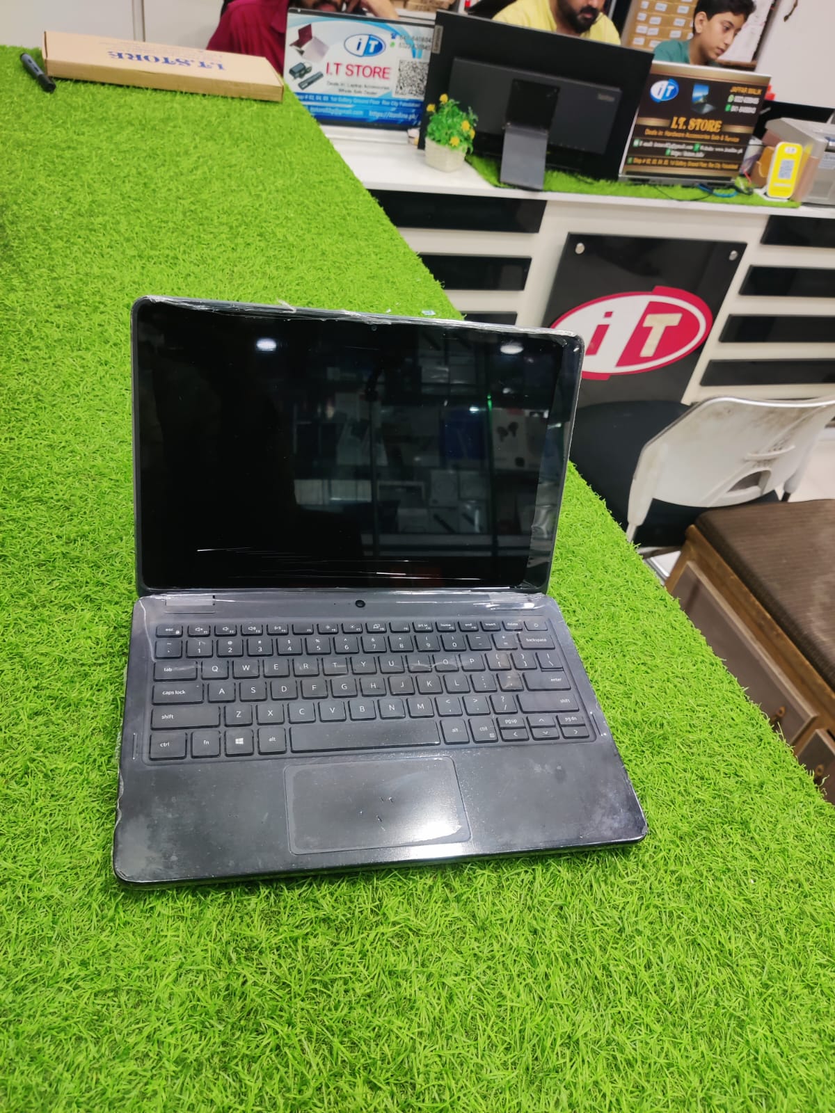 dell latitude 3120 closed top lid view clean body condition